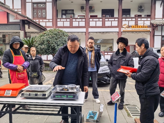 成都市雙流區(qū)黃龍溪市場監(jiān)管所開展古鎮(zhèn)景區(qū)電子計(jì)量器具專項(xiàng)檢定行動(dòng)